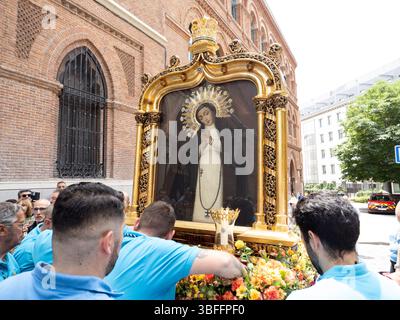 Madrid, Spanien. Juni 2025. Feuerwehrmänner und Mitglieder der Bruderschaft, die den Wagen mit dem Gemälde der Muttergottes von der Einsamkeit während des 25. Jahrestages der Krönung der Jungfrau der Taube von Madrid errichten. © Valentin Sama-Rojo/Alamy Live News. Stockfoto