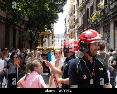 Madrid, Spanien. Juni 2025. Feuerwehrleute begleiten die außerordentliche Prozession der Muttergottes von der Einsamkeit während des 25. Jahrestages der Krönung der Jungfrau der Taube von Madrid. © Valentin Sama-Rojo/Alamy Live News. Stockfoto