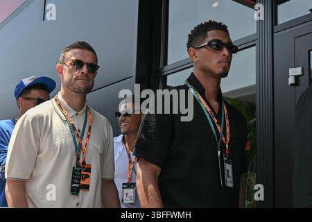 BARCELONA, SPANIEN - 01. JUNI: Jordan Henderson (L) und Jude Bellingham (R) beim Grand Prix von Spanien F1 Aramco auf dem Circuit de Barcelona-Catalunya am 01. Juni 2025 in Barcelona (Spanien). (Foto: Vince Mignott/Alamy Live News) Stockfoto