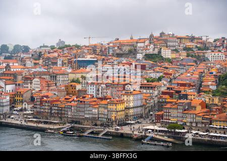 Porto, Portugal - 12. Mai 2024: Ein riesiges Stadtbild von Porto, das die dichte Anordnung farbenfroher traditioneller Gebäude zeigt, die sich über das hil erstrecken Stockfoto