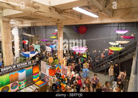 Portland Night Market, Portland, Oregon – 29. September 2017: Ein belebter Indoor Market mit Händlern und Käufern, auf dem lokales Kunsthandwerk und Waren präsentiert werden. Stockfoto