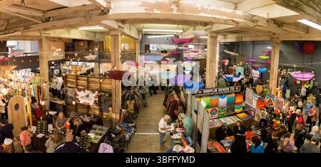 Portland Night Market, Portland, Oregon – 29. September 2017: Anbieter und Kunden füllen den Markt, suchen nach Waren und tätigen Einkäufe. Stockfoto