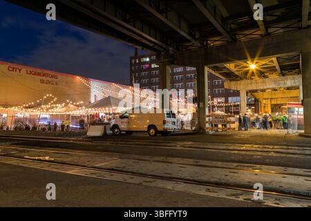 Portland Night Market, Portland, Oregon – 29. September 2017: Besucher erkunden die Anbieter auf dem Night Market, genießen Essen und Einkaufen. Stockfoto
