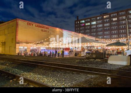 Portland Night Market, Portland, Oregon – 29. September 2017: Die Menschen treffen sich abends auf einem Markt im Freien, möglicherweise für Essen und Unterhaltung. Stockfoto