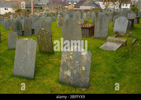 Gräber auf dem Kirchhof der St. Michael's Church Llan Ffestiniog North Wales Stockfoto