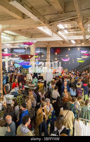 Portland Night Market, Portland, Oregon – 30. September 2017: Menschenmassen stöbern auf dem Markt durch Händler, die Kunsthandwerk, Kleidung und Lebensmittel verkaufen. Stockfoto