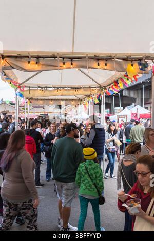 Portland Night Market, Portland, Oregon – 30. September 2017: Menschenmassen versammeln sich unter Zelten, um auf dem Nachtmarkt Essen und Einkaufen zu genießen. Stockfoto