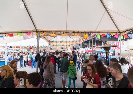 Portland Night Market, Portland, Oregon – 30. September 2017: Auf dem Portland Night Market erkundet ein hektisches Publikum Händler unter Zelten. Stockfoto
