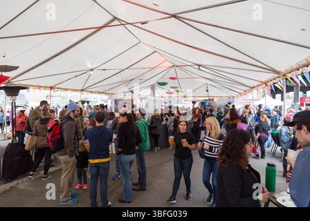 Portland Night Market, Portland, Oregon – 30. September 2017: Die Menschen versammeln sich unter einem Zelt, um auf dem Markt Speisen und Getränke zu genießen. Stockfoto