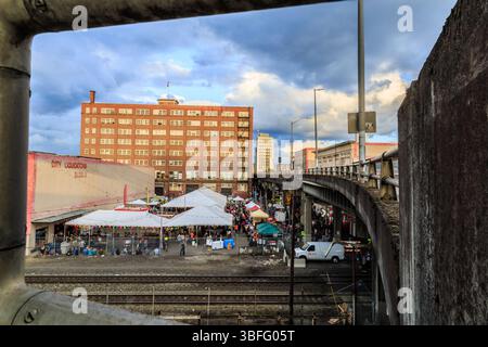 Portland Night Market, Portland, Oregon – 30. September 2017: Eine geschäftige Marktszene mit Händlern und Besuchern unter Zelten. Stockfoto
