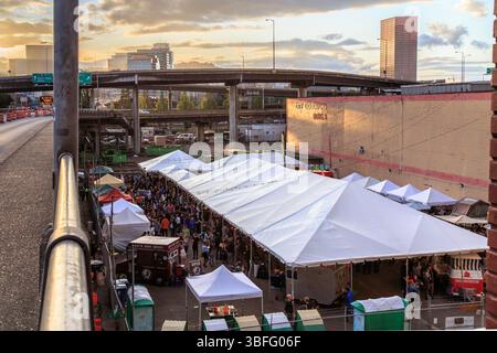 Portland Night Market, Portland, Oregon – 30. September 2017: Auf dem Portland Night Market versammeln sich Menschenmassen unter Zelten zum Einkaufen und Essen. Stockfoto