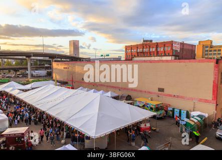 Portland Night Market, Portland, Oregon – 30. September 2017: Auf dem Portland Night Market treffen sich Menschenmassen unter Zelten, um Essen und Einkaufen zu genießen. Stockfoto