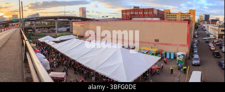 Portland Night Market, Portland, Oregon – 30. September 2017: Die Menschen versammeln sich unter Zelten auf dem Portland Night Market zum Einkaufen und Essen. Stockfoto