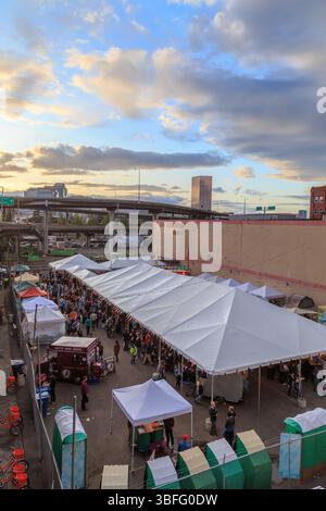 Portland Night Market, Portland, Oregon – 30. September 2017: Auf dem Portland Night Market werden Händler unter Zelten durchsucht. Stockfoto