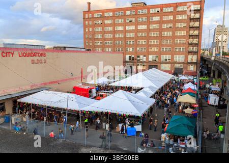Portland Night Market, Portland, Oregon – 30. September 2017: Auf dem Portland Night Market versammeln sich Menschenmassen unter Zelten zum Einkaufen und Essen. Stockfoto