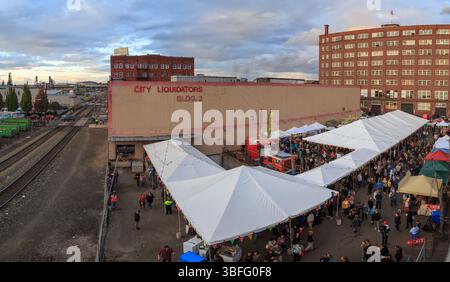 Portland Night Market, Portland, Oregon – 30. September 2017: Ein geschäftiger Nachtmarkt mit Händlern und Besuchern unter Zelten. Stockfoto