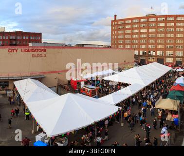 Portland Night Market, Portland, Oregon – 30. September 2017: Auf dem Markt treffen sich Menschenmassen, um bei lokalen Händlern einzukaufen und zu essen. Stockfoto