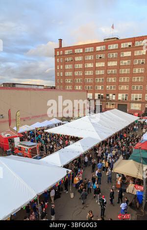 Portland Night Market, Portland, Oregon – 30. September 2017: Menschenmassen treffen sich an Verkaufsständen und Food Trucks für den Night Market. Stockfoto
