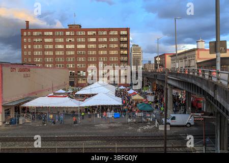 Portland Night Market, Portland, Oregon – 30. September 2017: Menschen treffen sich auf dem Portland Night Market, um an Verkaufsständen einzukaufen und zu essen. Stockfoto