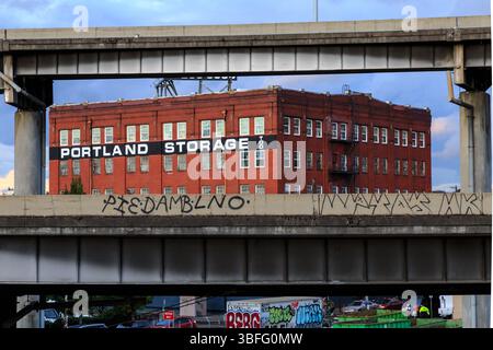 Portland Night Market, Portland, Oregon - 30. September 2017: Blick auf das Portland Storage Building, eingerahmt von einer Brücke. Stockfoto