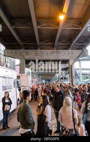 Portland Night Market, Portland, Oregon – 30. September 2017: Menschen treffen sich in Food Trucks unter einer Brücke für den Nachtmarkt. Stockfoto
