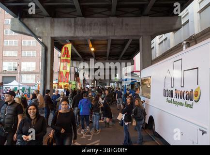 Portland Night Market, Portland, Oregon – 30. September 2017: Auf dem Nachtmarkt unter einer Brücke treffen sich die Menschen zum Essen und Einkaufen. Stockfoto