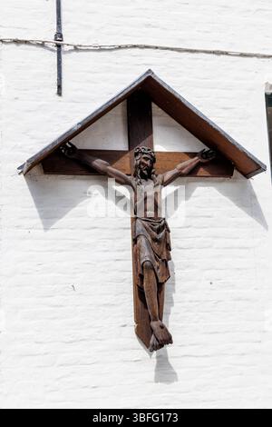 Kreuz an Mauer an der Beguinage, Oudenaarde, Ostflandern, Belgien Stockfoto