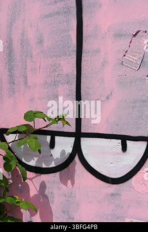 Portsmouth, UKAbstract Urban Graffiti-Kunstwerk mit rosa und grünen Elementen. Stockfoto