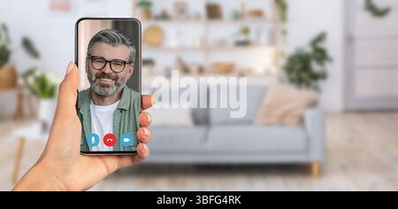 Während des Tages Online-Gespräche über das Smartphone zu Hause führen Stockfoto