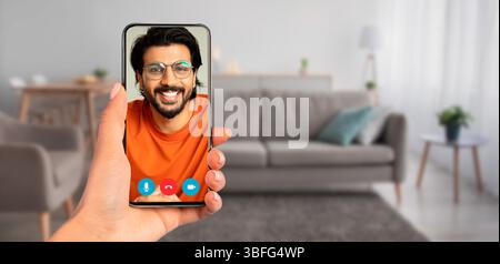 Online-Videoanrufe von zu Hause aus mit einem Smartphone in der Hand Stockfoto