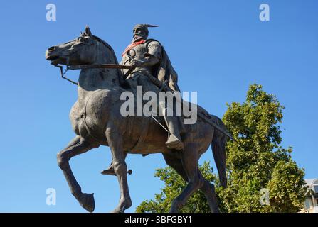 Skanderbeg-Denkmal. Albanischer Nationalheld zu Pferd. Skopje, Mazedonien. Stockfoto
