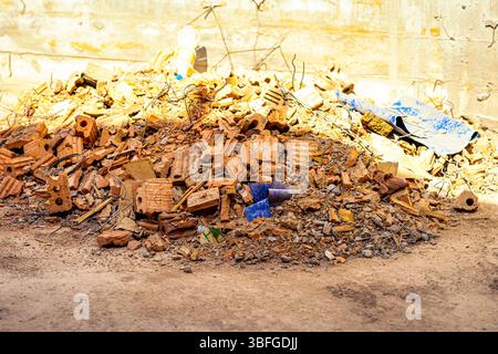 Bauschutt liegt auf dem Boden. Hochwertige Fotos Stockfoto