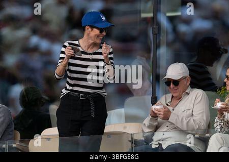 Paris, Frankreich. Juni 2025. Cristina Cordula und ihr Ehemann Frederic Cassin nehmen am 1. Juni 2025 am Roland Garros 2025 Turnier in Paris Teil. Foto: Laurent Zabulon/ABACAPRESS.COM Credit: Abaca Press/Alamy Live News Credit: Abaca Press/Alamy Live News Stockfoto