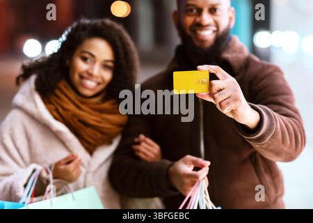 Portrait von glücklichen afro paar zeigt Kreditkarte Stockfoto