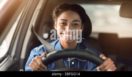 Glückliche Frau Auto fahren und lächeln gehen zur Arbeit oder Unterwegs Stockfoto