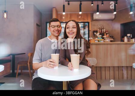 Genießen Sie an einem sonnigen Tag gemeinsam Kaffee in einem gemütlichen Café Stockfoto