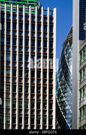 London, Großbritannien - 2. April 2025; Wolkenkratzer der City of London mit Blick auf 30 St. Mary Axe the Gherkin Stockfoto