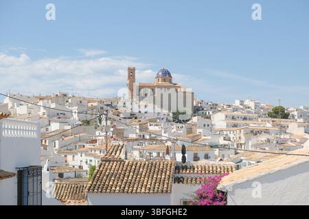 Panoramablick vom Torre de Bellaguarda, historischer Wachturm mit Blick auf die Altstadt von Altea, Provinz Alicante, Spanien. Stockfoto