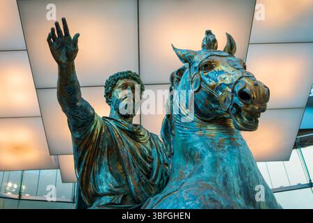 Die massive Bronzestatue des Kaisers Marcus Aurelius im Capitolini Museum in Rom. Stockfoto