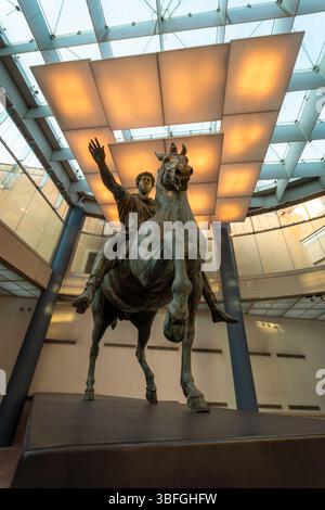 Die massive Bronzestatue des Kaisers Marcus Aurelius im Capitolini Museum in Rom. Stockfoto
