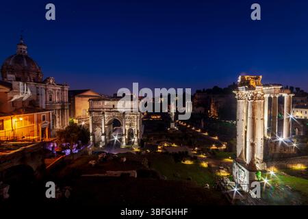 Das Forum Romanum in den künstlichen Lichtern der Nacht aus den Capitolini-Museen. Stockfoto
