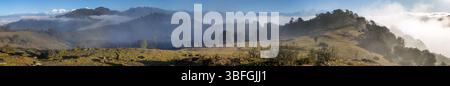 Himalaya, wunderschöner Blick von den Ausläufern des Himalaya auf den Hauptkamm mit dem Gipfel des Kanchenjunga und Makalu Berg, Nepal Himalaya Moun Stockfoto