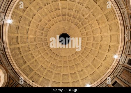 Innenansicht der Steinkuppel des Pantheons in Rom. Stockfoto
