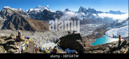 Panoramablick auf den Ngozumba-Gletscher und die große himalaya-Reihe vom Gokyo Ri-Gipfel, Mount Everest Mt Lhotse und Makalu-Gipfel, Gokyo-See und Dorf, beten Sie Stockfoto