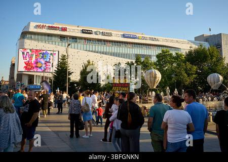 Craiova, Dolj. 31. Mai 2025: Die Leute laufen durch die Innenstadt von Craiova, in der Nähe des Mercur Center, das bei dieser Gelegenheit in eine Fußgängerzone umgewandelt wurde Stockfoto