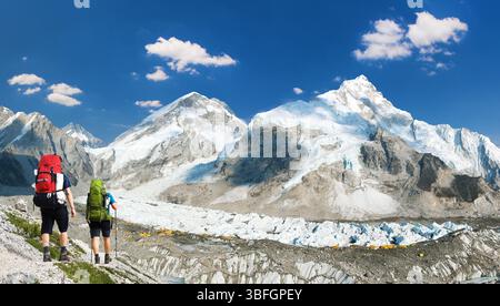 Mount Everest Peak und Mt Nuptse, wie in der Nähe des Mount Everest Basislagers mit zwei Wanderer, Kletterern oder Bergsteigern, mit wunderschönen Wolken am Himmel, Khumbu Stockfoto