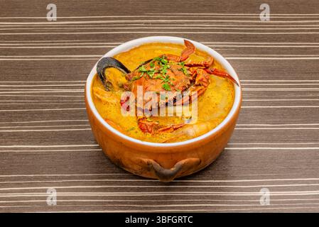 Peruanischer Fischauflauf bezieht sich auf eine Zubereitung von Meeresfrüchten, die einer Meeresfrüchtesuppe oder einem Fischauflauf aus anderen Regionen ähnelt Stockfoto