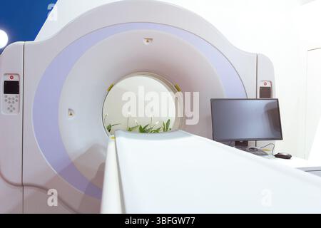 CT-Scanner (Computertomographie) in einem onkologischen Krankenhaus. Medizinische Geräte Stockfoto