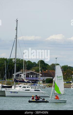 Kleine Boote und Yachten legten an einem malerischen Yachthafen an einem ruhigen Tag an. Hayling Island, Großbritannien Stockfoto