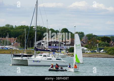 Kleine Boote und Yachten legten an einem malerischen Yachthafen an einem ruhigen Tag an. Hayling Island, Großbritannien Stockfoto